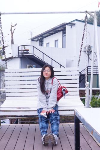 a young woman sitting on a swing at Villa Đường Mây 2 in Tam Ðảo