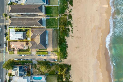 eine Aussicht auf einen Strand mit Häusern in der Unterkunft Seaside apartment, 100m to beach in Narrabeen
