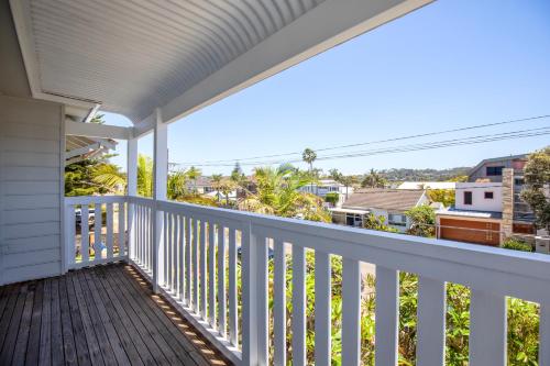 a balcony with a view of the ocean at Seaside apartment, 100m to beach in Narrabeen