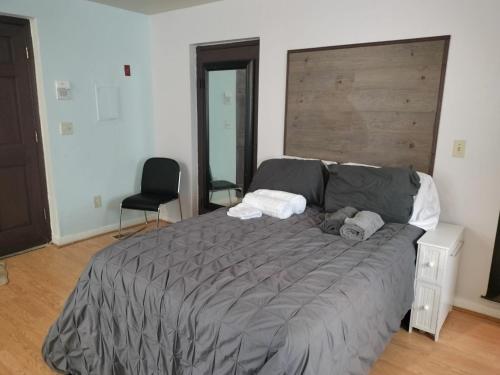 En eller flere senge i et værelse på Studio in Downtown Frederick