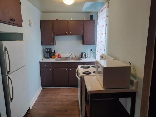 Køkken eller tekøkken på Studio in Downtown Frederick