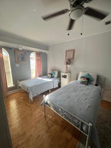 1 dormitorio con 2 camas y ventilador de techo en Southern’s Beauty2 very close to airport en Kenner