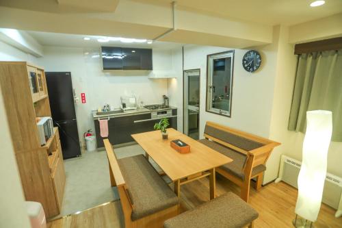 Minami-sotoborichōにあるNagoya Apartment Oosuのキッチン、ダイニングルーム(テーブル、椅子付)