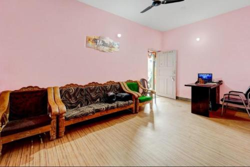 ein Wohnzimmer mit einem Sofa in der Mitte eines Zimmers in der Unterkunft H R Palace in Dīgha