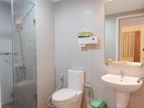 een badkamer met een toilet, een douche en een wastafel bij MIO Masteri Thao Dien Serviced Apartment in Ho Chi Minh-stad