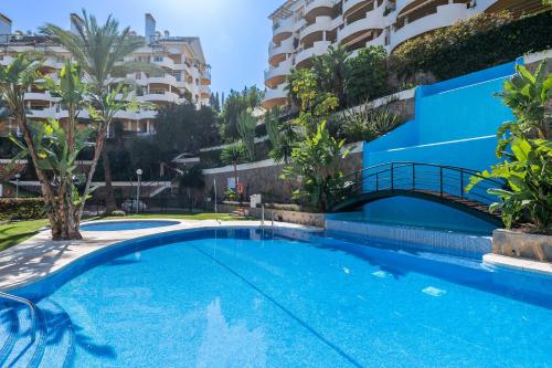 uma piscina em frente a um edifício em Cozy 2 BDRM Apt w Sea Views Next to Puerto Banús em Marbella