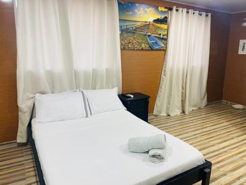 ein Schlafzimmer mit einem Bett mit Hut darauf in der Unterkunft Apartamentos ZION cerca a la playa SAI in San Andrés