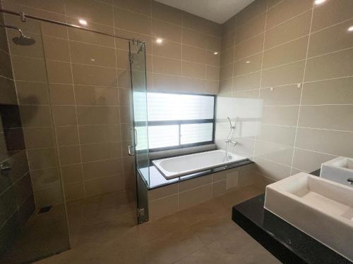 ein Bad mit einer Dusche und einem Waschbecken in der Unterkunft Desaru 20Pax Cozy Chill villa Private Pool in Johor Bahru