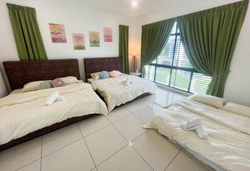 新山的住宿－Desaru 20Pax Cozy Chill villa Private Pool，一间卧室设有两张床,窗户设有绿色窗帘