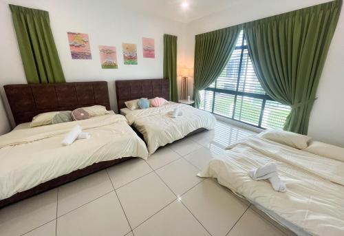- une chambre avec 2 lits et une fenêtre avec des rideaux verts dans l'établissement Desaru 20Pax Cozy Chill villa Private Pool, à Johor Bahru