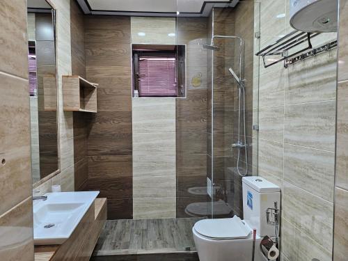 y baño con aseo, lavabo y ducha. en Аппартаменты Rohat, en Samarkand