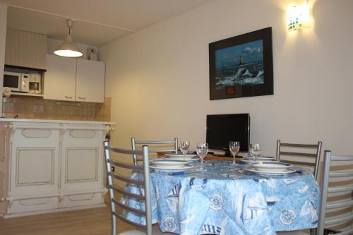 ein Esszimmer mit einem Tisch und Weingläsern darauf in der Unterkunft Appartement vue mer. A 40m de la plage. in Pornic