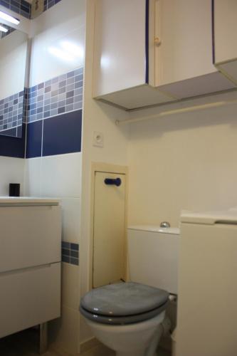 La salle de bains est pourvue de toilettes avec un siège gris. dans l'établissement Appartement vue mer. A 40m de la plage., à Pornic