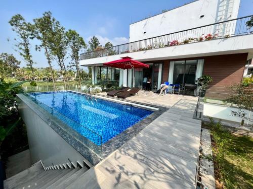 una piscina en el patio trasero de una casa en Flamingo Villa Owner_ Villa in Đại Lải Vĩnh Phúc, en Ngọc Quang