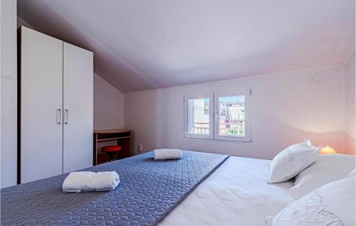 1 dormitorio con 1 cama con 2 toallas en Apartment Niks - terrace & sea view, en Vela Luka
