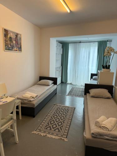 華沙的住宿－ESA Home，客房设有两张床、一张桌子和一扇窗户。