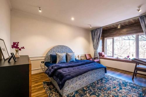 1 dormitorio con 1 cama extragrande y ventana en Nazm Villa, en Gulmarg
