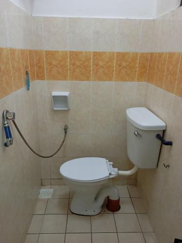 een badkamer met een toilet en een douche bij Rest D'Nufa in Semenyih