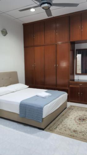 En eller flere senge i et værelse på RR Homestay Lot 144 Chukai Kemaman