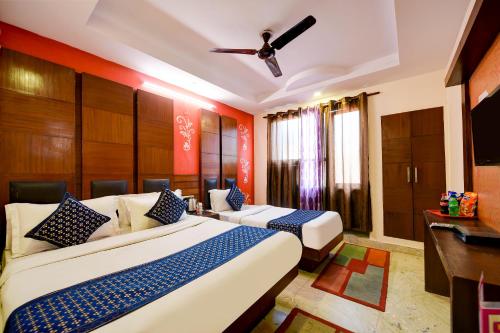 een hotelkamer met 2 bedden en een plafondventilator bij Hotel Repose Comfert Near New Delhi Railway Station in New Delhi