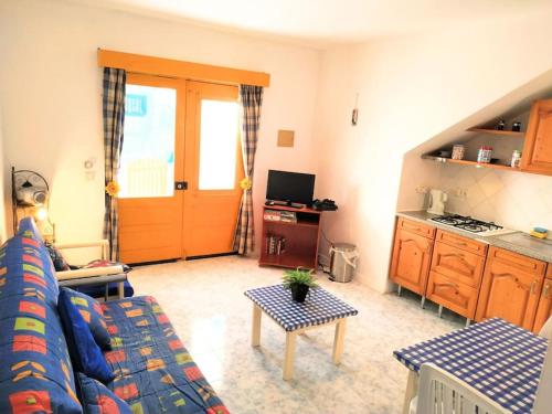 Feeling Cabo Verde في Beirona: غرفة معيشة مع أريكة ومطبخ