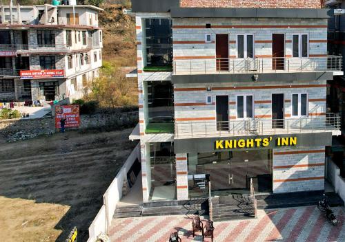 eine Aussicht über ein Gebäude mit einem kitten Inn in der Unterkunft Knights' Inn in Shamshi