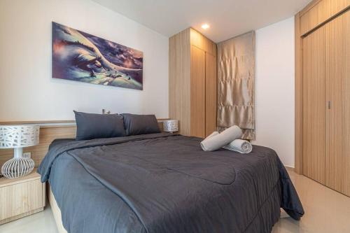 a bedroom with a large bed in a room at City Garden Tower 1 bedroom in Pattaya South