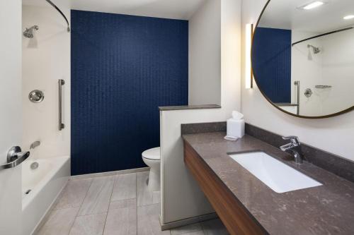 y baño con lavabo y espejo. en Fairfield Inn & Suites By Marriott Alexandria, en Alexandria