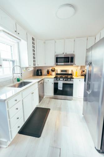 Dapur atau dapur kecil di Cozy Family-Friendly home w/ fenced-in backyard