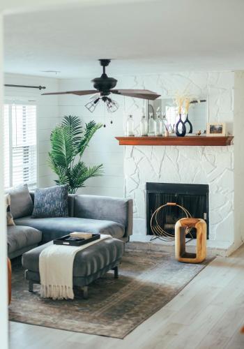 Ruang duduk di Cozy Family-Friendly home w/ fenced-in backyard