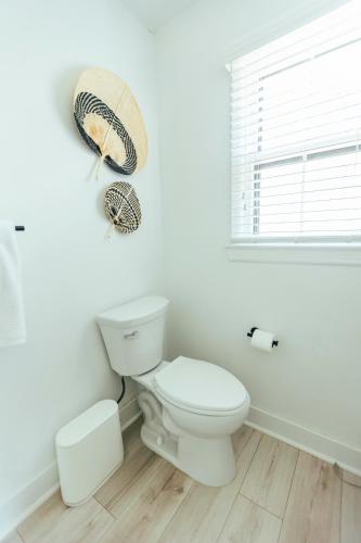 Bilik mandi di Cozy Family-Friendly home w/ fenced-in backyard
