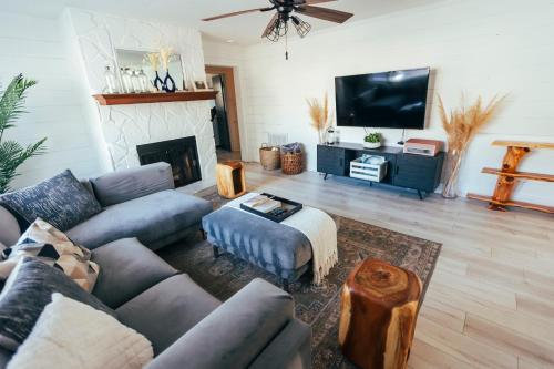 - un salon avec un canapé et une télévision dans l'établissement Cozy Family-Friendly home w/ fenced-in backyard, à Marietta