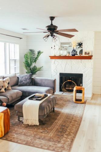 Ruang duduk di Cozy Family-Friendly home w/ fenced-in backyard