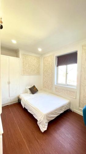 Ένα ή περισσότερα κρεβάτια σε δωμάτιο στο BÔNG SEN HOTEL CÔN ĐẢO