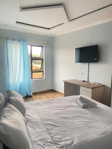 Ein Bett oder Betten in einem Zimmer der Unterkunft Airport Imperial Guest House