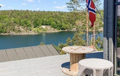 een tafel en stoelen op een terras met uitzicht op een meer bij Gorgeous Home In Gumy With Kitchen 