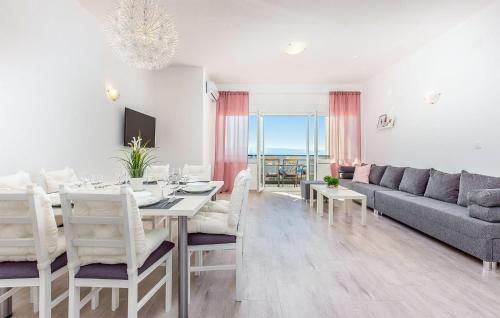 3 Bedroom Stunning Apartment In Dramalj