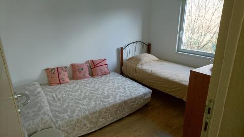 um pequeno quarto com 2 camas e uma janela em Gabi em Ðuraševići