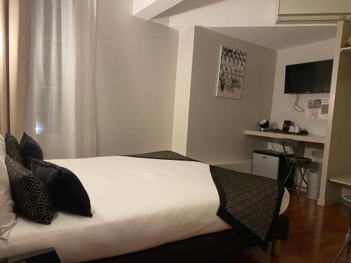 Postel nebo postele na pokoji v ubytování Hôtel Vendôme