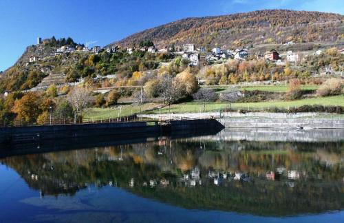 a body of water with a town on a hill at Casa Giuliana in Teglio