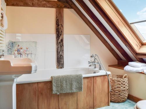 een badkamer met een bad en een wastafel bij The Old Stable - Meadowbrook Farm in Thame