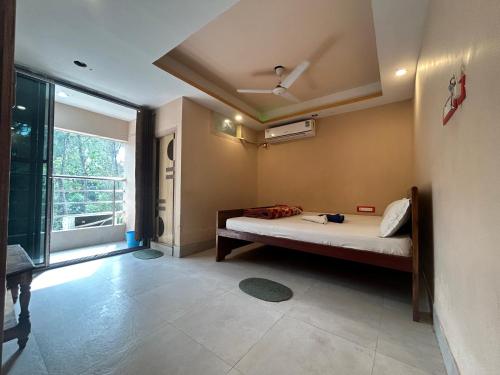 1 dormitorio con cama y ventana grande en Hotel Special Banquet, en Bareilly