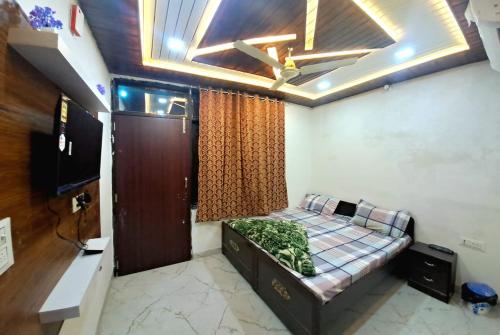 Hotel khatushyamji palace في Khātu: غرفة نوم بسرير في غرفة