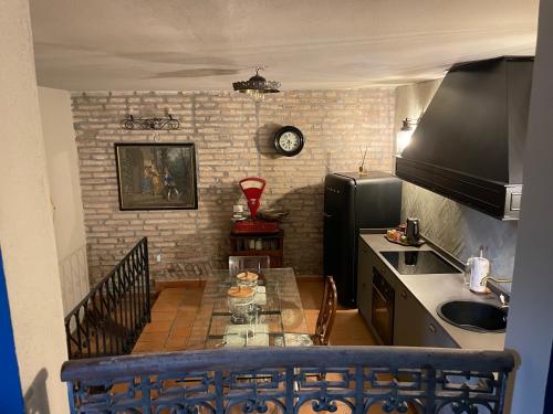 - une petite cuisine avec une table et un comptoir dans l'établissement Borgogna 14, à Reggio d'Émilie