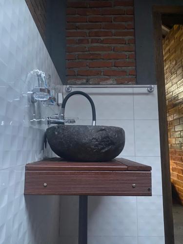 un bagno con lavandino in pietra su un bancone di Al Sasaki a Tetebatu