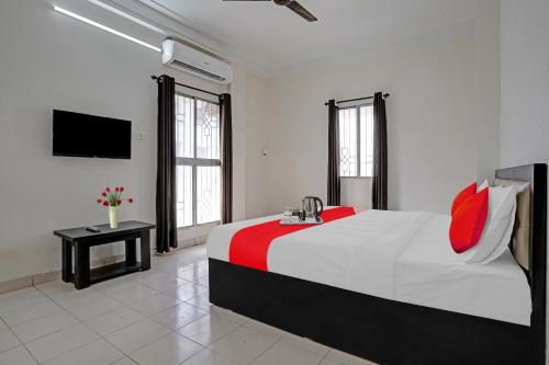 1 dormitorio con 1 cama grande y TV en Flagship Hotel Ay Imperial, en Nagpur