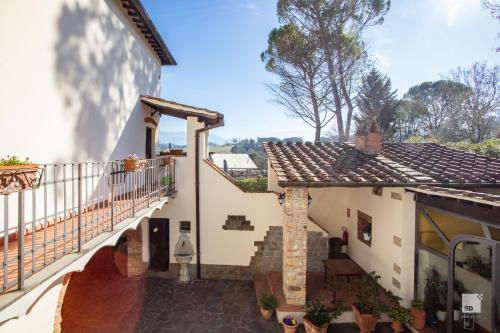 an external view of a house with a balcony at Tenuta Il Burchio in Incisa in Valdarno