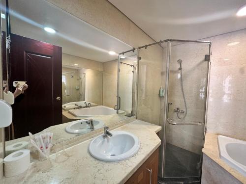 een badkamer met 2 wastafels en een douche bij BEU Home Vincom Royal City in Hanoi