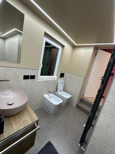 a bathroom with a sink and a toilet at la casa dell'arte in Pistoia