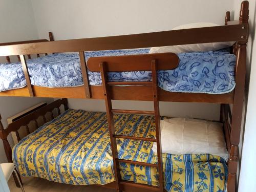 Двухъярусная кровать или двухъярусные кровати в номере Appartement vue mer. A 40m de la plage.